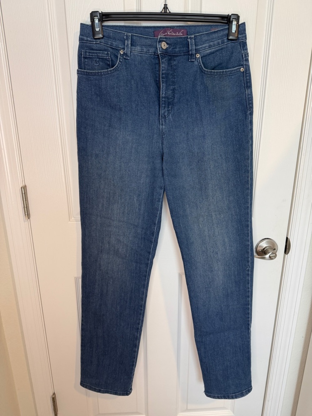 Gloria Vanderbilt Amanda style Straight Leg Jeans in Medium Blue Wash. 5 pocket